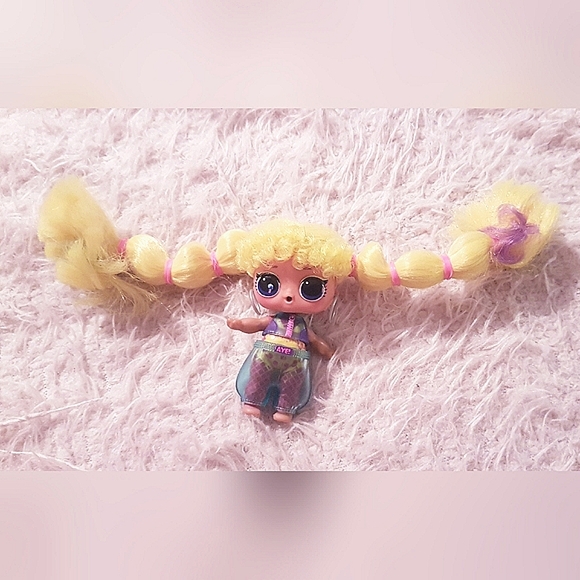 L.O.L Surprise! Remix Hip Hop Club Nae Nae Doll Hair Flip Tots Lil Outrageous - Picture 2 of 10